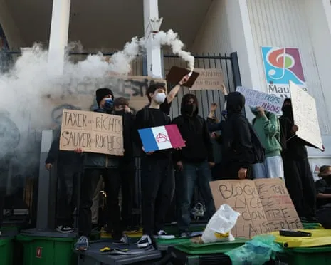 New France's PM Faces Intense Pressure as Countrywide Protests Disrupt Education and Transport
